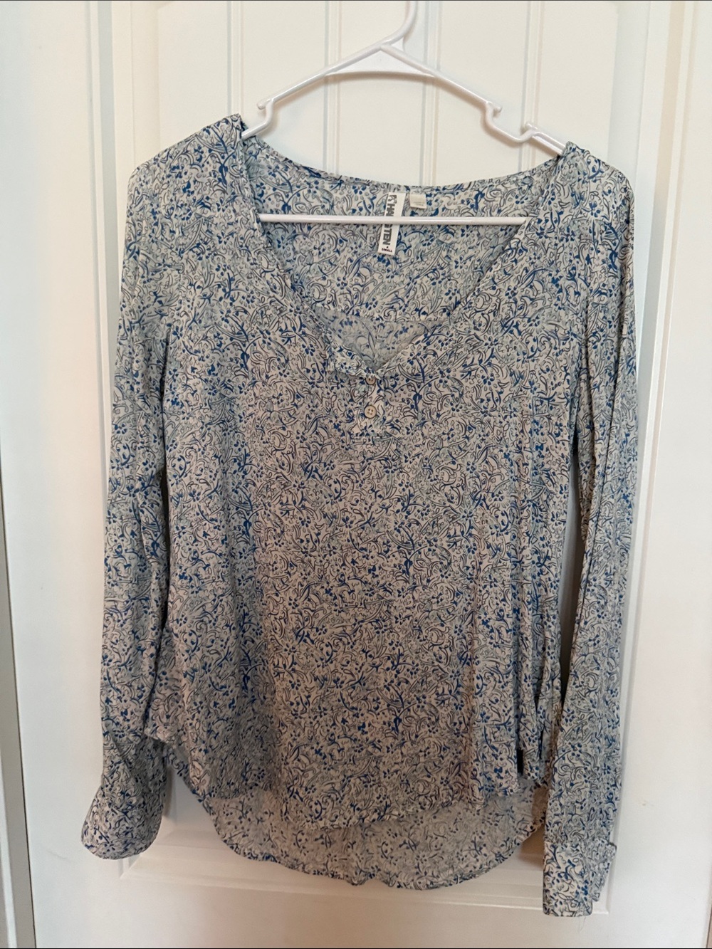 Hang Ten Women's Light Blue Printed V-Neck Long Sleeve Top